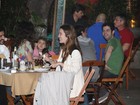 Nathalia Dill janta com o namorado e amigos no Rio