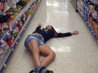 Oi?! Ex-BBB Laisa deita no chão de supermercado nos EUA
