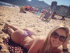 Com biquininho rosa, ex-BBB Renata posta foto em praia no Rio