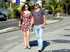 De vestidinho, Nathália Dill passeia com o namorado na praia