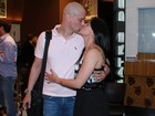 Marcello Antony ganha beijo da mulher após estreia de peça