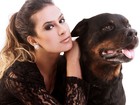 Lucilene Caetano posa com cachorro da raça rottweiler para revista