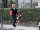 Após fim de 'Avenida Brasil', Amora Mautner passeia com a filha