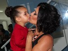 Momento fofura: Scheila Carvalho leva a filha para evento de estética