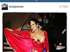 Mãe de Kim Kardashian usa fantasia sexy e quase deixa seios à mostra
