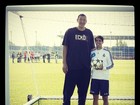 Kaká posa ao lado de um dos jogadores mais altos do mundo
