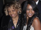 Após polêmica, mãe e filha de Whitney Houston posam juntas em evento