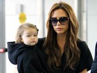 Mulheres de preto: Victoria Beckham passeia com a filha caçula, Harper