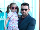 Filha de Ben Affleck e Jennifer Garner usa óculos maiores que seu rosto
