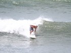 Kadu Moliterno surfa em praia do Rio