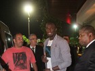 Simpático, Usain Bolt acena para paparazzo no Rio