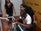 Thiaguinho faz tarde de autógrafos na Zona Oeste do Rio