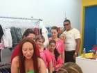 Fãs fazem fila por autógrafo de Claudia Rodrigues em loja