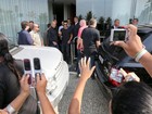 Taylor Lautner deixa o Rio e se despede dos fãs na porta do hotel