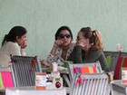 Fernanda Rodrigues almoça com amigas no Rio 