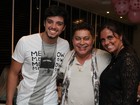 Rodrigo Simas vai com a mãe a aniversário de promoter no Rio