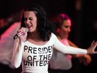 Na véspera do aniversário, Katy Perry se apresenta em comício de Obama