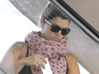 De lenço no pescoço, Kelly Key é fotografada em aeroporto no Rio
