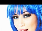 Carol Narizinho sensualiza com peruca azul: 'Aprovaram?'