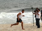Ronaldo Fenômeno é flagrado correndo na praia 