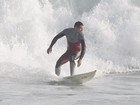 Cauã Reymond pega onda em praia do Rio