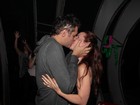 Thiago Lacerda dá beijão em esposa durante festa em São Paulo