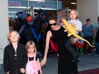 Angelina Jolie compra artigos para festa de Halloween com os filhos 