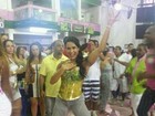 Gracyanne Barbosa samba com calça justa na Mangueira