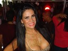 Solange Gomes usa blusa superdecotada para curtir show