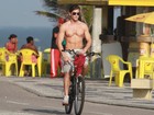 De folga, Klebber Toledo mostra tanquinho e pedala na praia