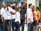 Michael Phelps visita a Vila Olímpica no Complexo do Alemão