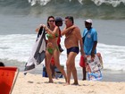 Glenda Kozlowski encontra Arnaldo Cezar Coelho em praia no Rio