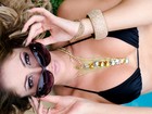Carol Narizinho fotografa de biquíni para marca de óculos
