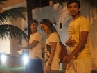 Rodrigo Simas vai com amigos a bar no Rio