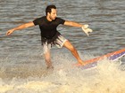 Rodrigo Santoro surfa a pororoca para gravação