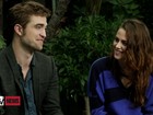 Robert Pattinson e Kristen Stewart aparecem sorridentes em entrevista