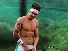 Gusttavo Lima joga tênis sem camisa