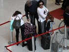 Lilia Cabral embarca com a família em aeroporto no Rio