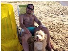 Luciano Camargo posa de sunguinha na praia