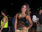 Mayra Cardi curte festa com short dourado e blusa transparente