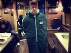 Justin Bieber faz foto caminhando dentro de um saco de dormir