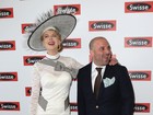 Nicole Kidman tem problemas com sapatos em evento na Austrália