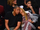 Beyoncé e Jay-Z assistem a jogo de basquete e trocam carinhos 