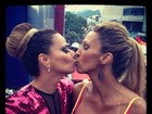 Viviane Araújo e Valesca Popozuda dão selinho em parada gay