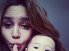 Perlla posta foto com a filha: 'Neném chupa dedinho, mamãe imita'