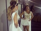 Viviane Araújo posa de vestido curtinho em bastidores de show