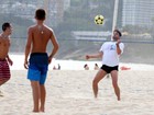 Marcelo Serrado joga futevôlei em praia no Rio de Janeiro