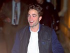 Fãs entortam grade para chegar perto de Robert Pattinson em entrevista
