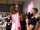 Barbara Fialho posa no backstage do Victoria's Secret Fashion Show