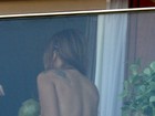 Lady Gaga faz topless na varanda de hotel no Rio